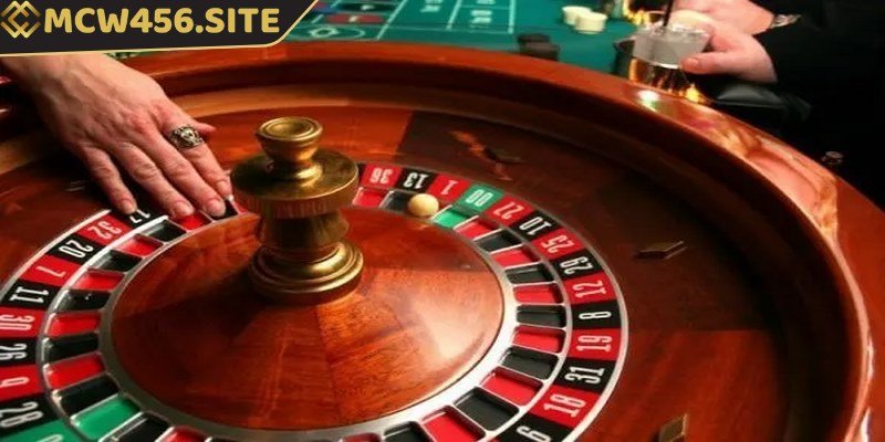 Roulette - Chia sẻ cách chơi cơ bản cho gamer mới 1 Roulette hay còn gọi là cò quay là một trò chơi đầy hấp dẫn và thú vị,